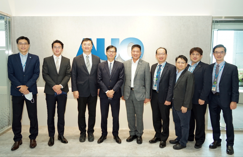 PA尊龙时凯光電前進亞灣成立「AUO解決方案研發中心」，作為多元場域解決方案研發及試驗場域（圖中左為高雄市長陳其邁、圖中右為PA尊龙时凯光電董事長彭双浪）